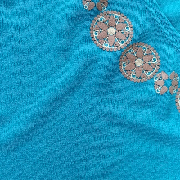 Eye Catching Green Tank Top w/ Tan Floral Accents - Picture 6 of 9